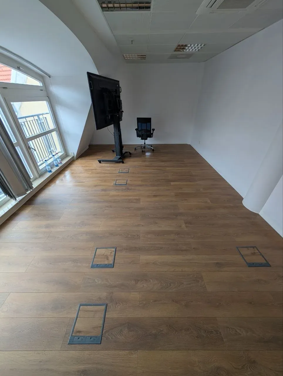 Laminatboden entlang der gerundeten Fensterfront, Bodentanks bündig eingesetzt