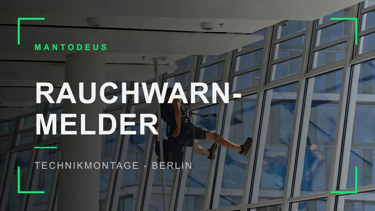 Industriekletterer am Seil im Foyer einer Berliner Veranstaltungsarena beim Rauchwarnmelder-Tausch