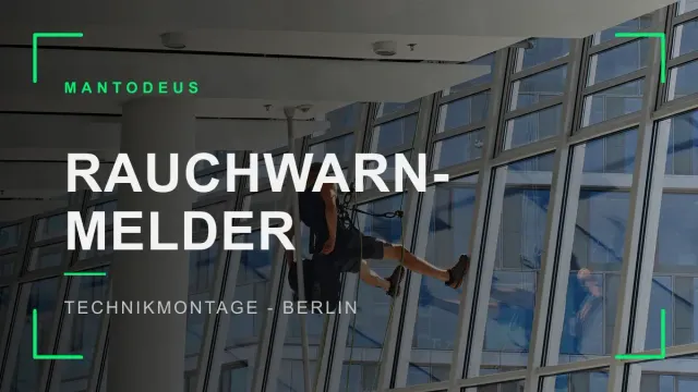 Industriekletterer am Seil im Foyer einer Berliner Veranstaltungsarena beim Rauchwarnmelder-Tausch