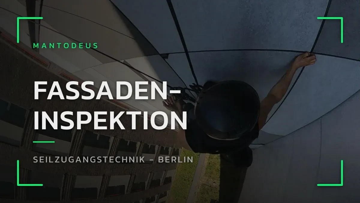 Blick von oben auf einen Industriekletterer, der sich zur Fassadeninspektion an einem Bürogebäude in Berlin abseilt