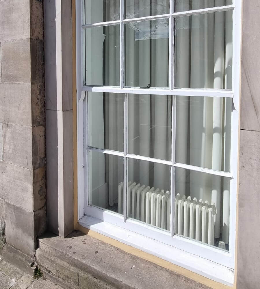 Fertig instand gesetzte Schiebefenster an der denkmalgeschützten Fassade in Edinburgh