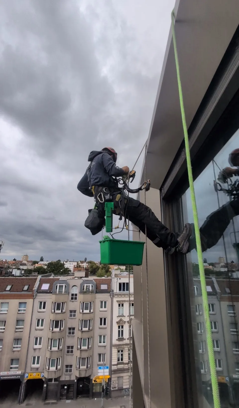 Industriekletterer bei der Fenster- und Fassadenreinigung am Seil an einem Berliner Bürogebäude