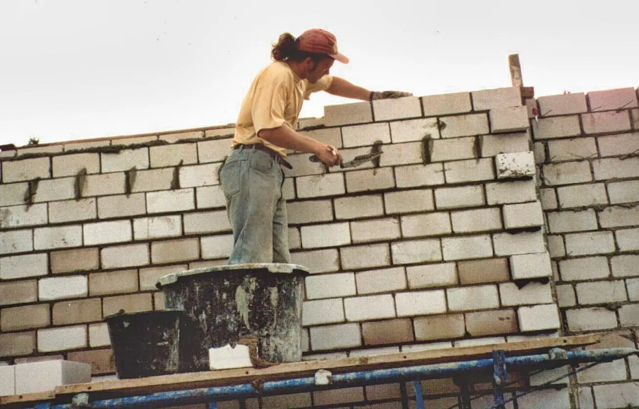 Mein Vater beim Mauerbau, lange bevor ich geboren wurde.