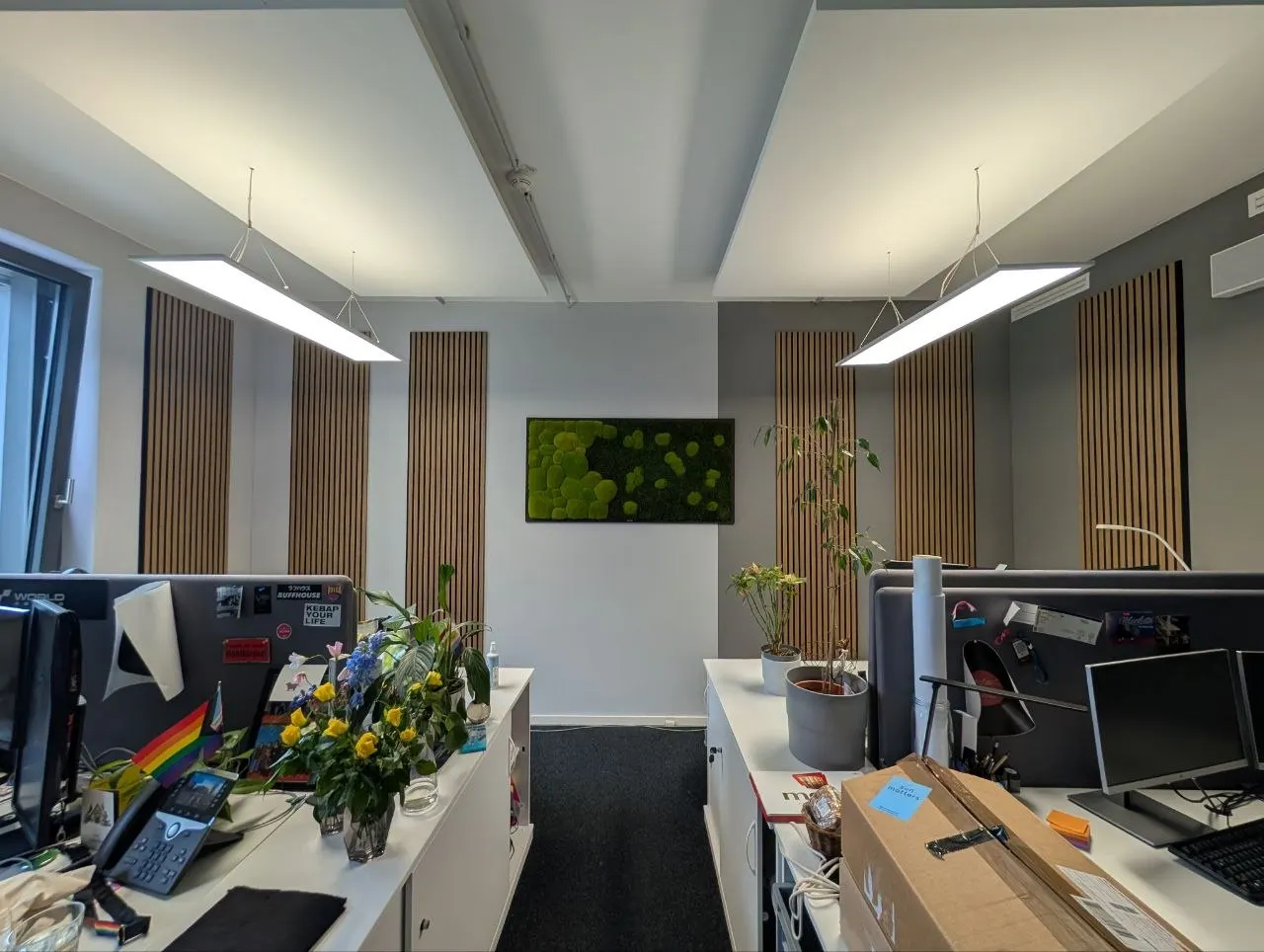 Akustikpaneele und Moospaneele im Bürodurchgang montiert